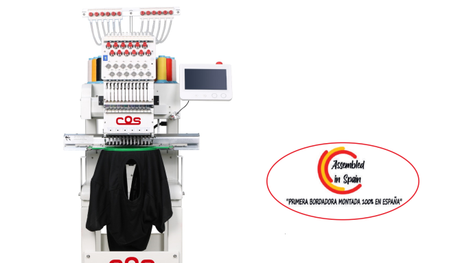 Bordados Máquina de bordar con pantalla y ropa oscura colgada, junto a un logo.